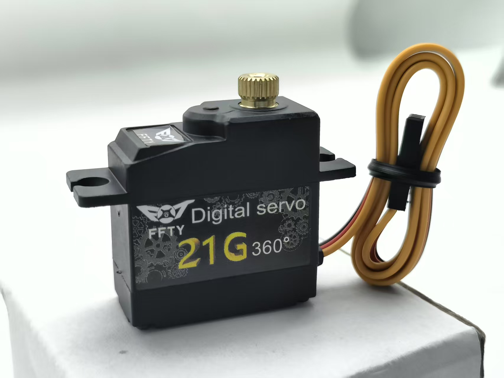 Kleine servo's van 21 g zijn g - Smart Home Model Project recensie en prijs